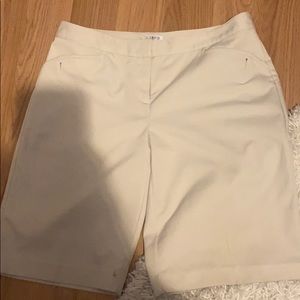 Izod women’s golf shorts size 4